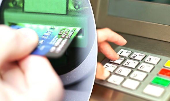 rút tiền thẻ tín dụng từ cây ATM