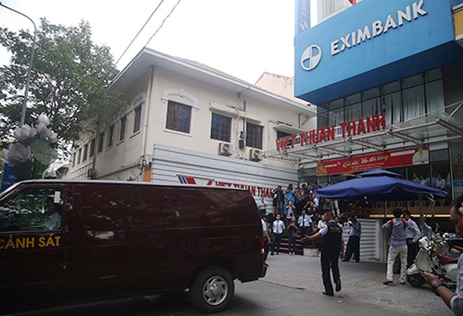 Công an khám xét ngân hàng Eximbank