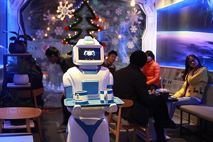 Robot phục vụ tại quán cafe