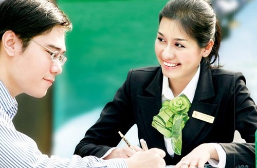 Nhân viên trao đổi với khách hàng về điều kiện vay tín chấp Vietcombank