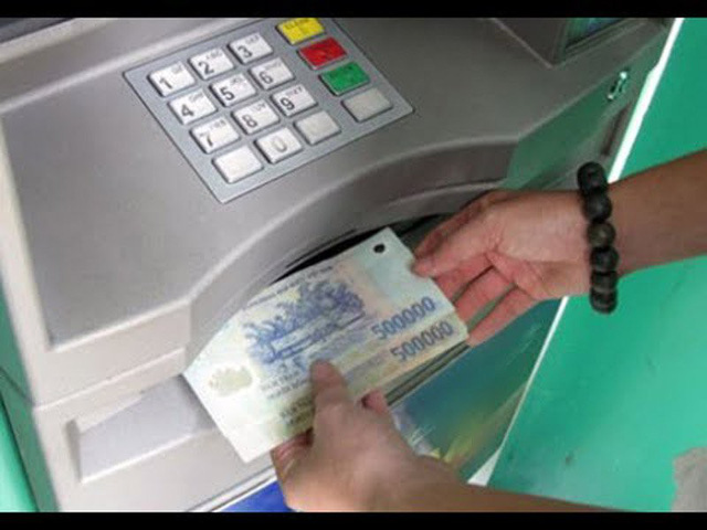 Hạn chế rút tiền mặt cũng là cách thức để tiết kiệm phí giao dịch ATM