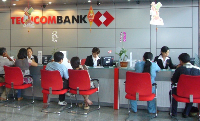 Khách hàng chuyển tiền tại quầy giao dịch Techcombank