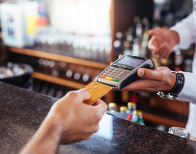 Nam nhân viên đánh cắp thẻ tín dụng của khách để chi tiêu