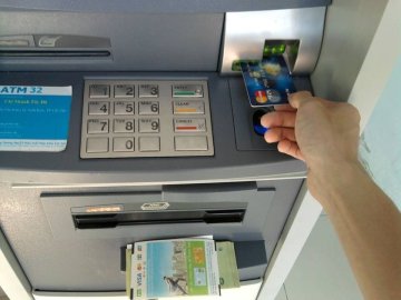 So sánh phí giao dịch trên thẻ ATM của các ngân hàng