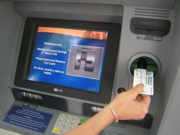 Thẻ ATM - bảo bối trong các giao dịch tài chính.