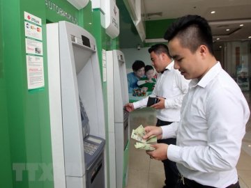 Gần đến Tết, người dân lại lo &quot;tắc&quot; máy ATM, không rút được tiền