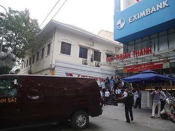 Hai nhân viên Eximbank bị bắt tại chỗ khi công an bất ngờ khám xét chi nhánh thành phố Hồ Chí Minh