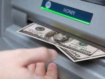 Rút tiền mặt từ thẻ tín dụng và những điều cần tránh