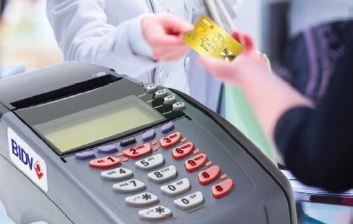 Máy POS chấp nhận thanh toán các loại thẻ của ngân hàng nào? mức phí quẹt thẻ bao nhiêu?